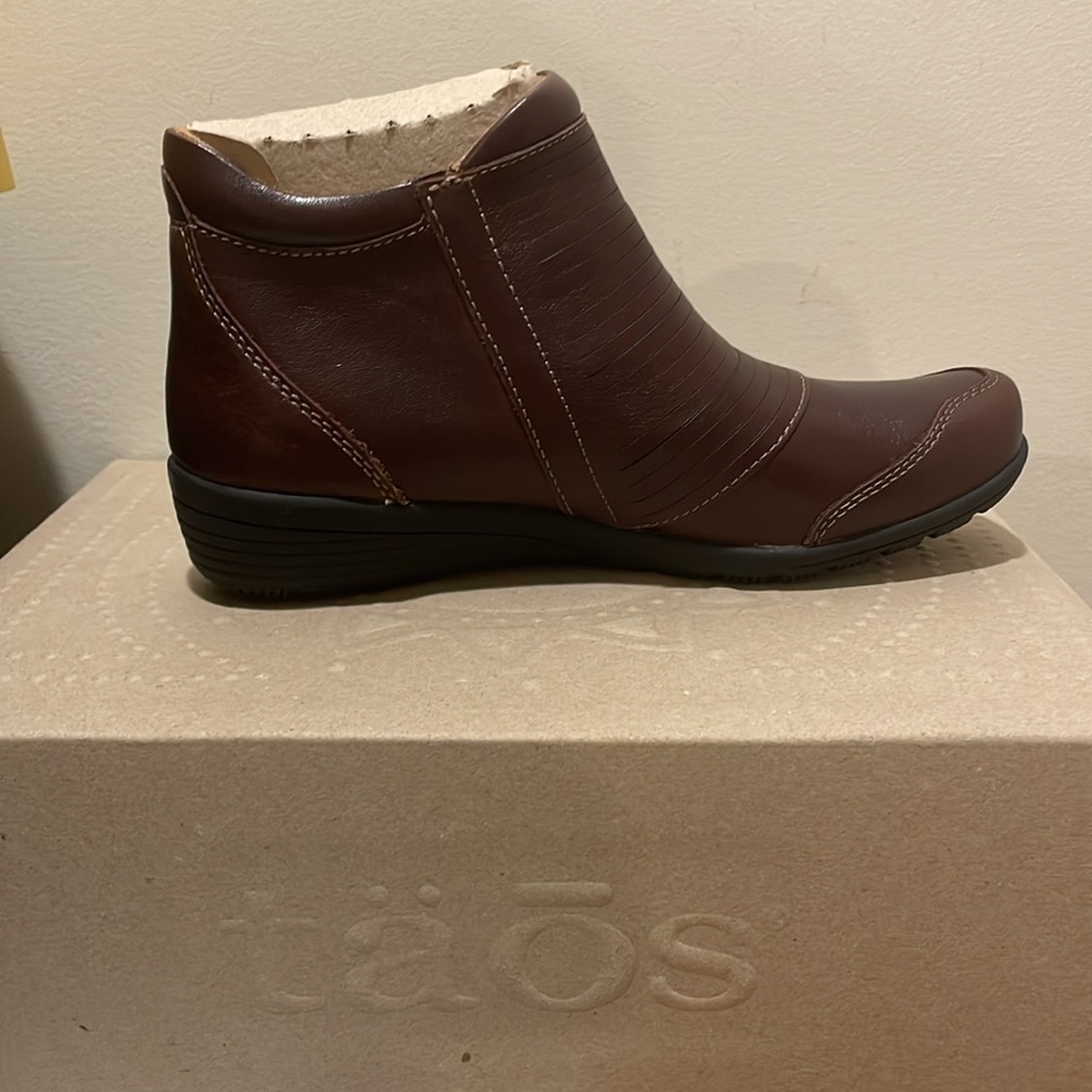 Taos Ankle Boot, Size 6M - Picture 2 of 6